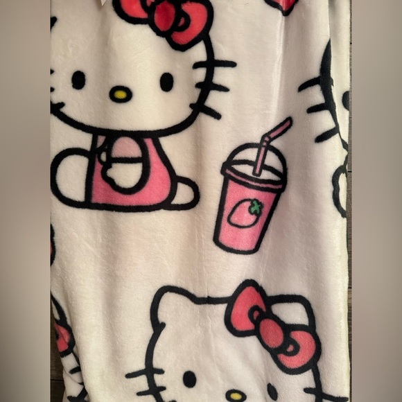 Hello Kitty Strawberry Milkshake Blanket - Picture 4 of 4